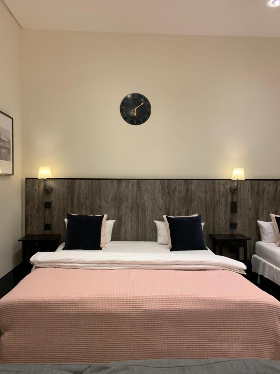 汉堡汉堡公寓的卧室配有一张大床,墙上挂着时钟