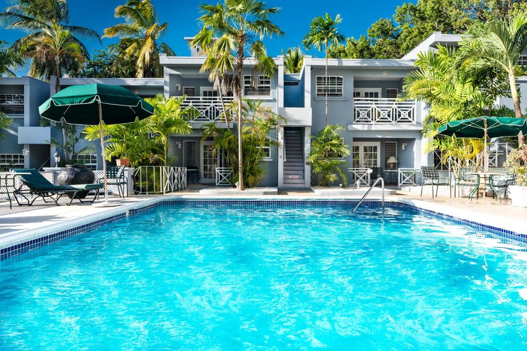圣詹姆斯The Palms Resort的棕榈树建筑前的游泳池