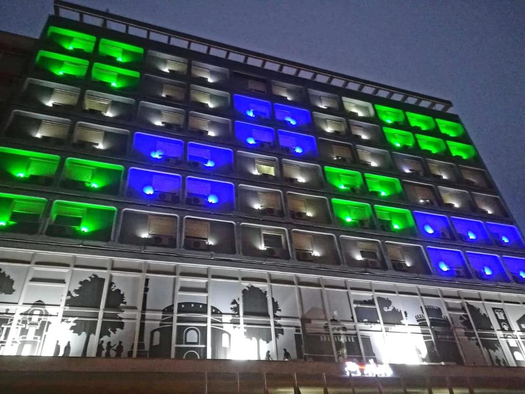 塞萨洛尼基赛龙尼凯普斯酒店的建筑上拥有绿色和蓝色的灯光