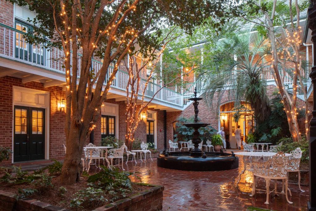 新奥尔良普罗文西奥酒店的庭院设有喷泉和桌椅