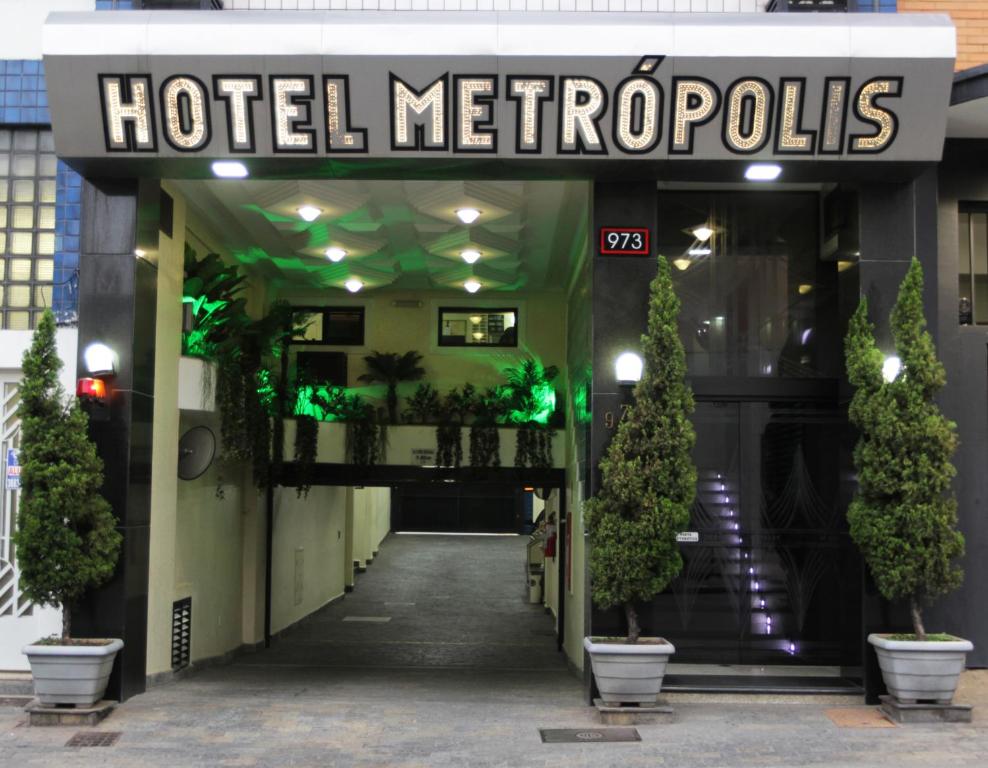 圣保罗Hotel Metropolis的一座酒店大都会入口,前面有盆栽植物