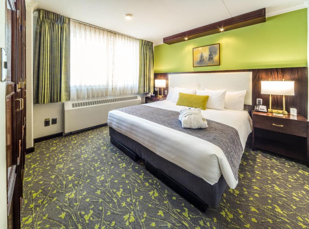 拉巴斯丽兹公寓酒店的一间酒店客房,设有一张大床和一个大窗户