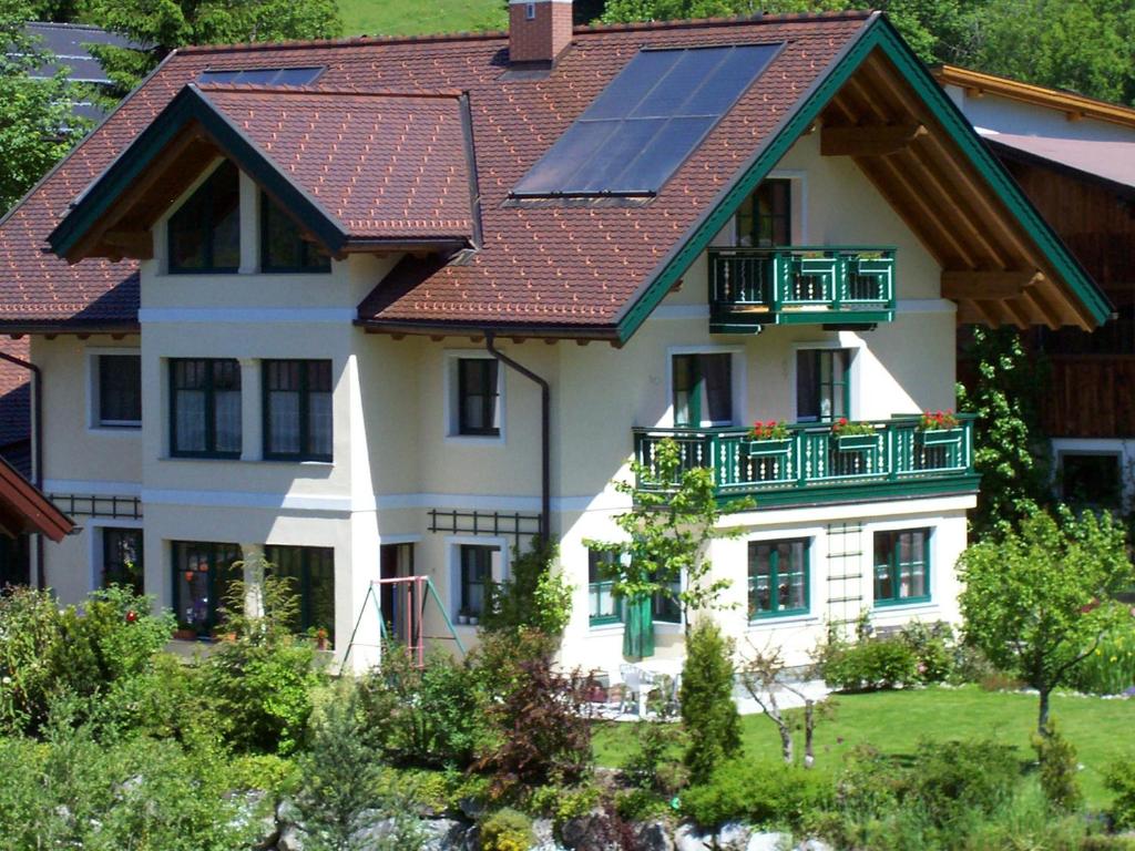 维尔芬翁拉姆绍尔豪斯酒店的屋顶上设有太阳能电池板的房子