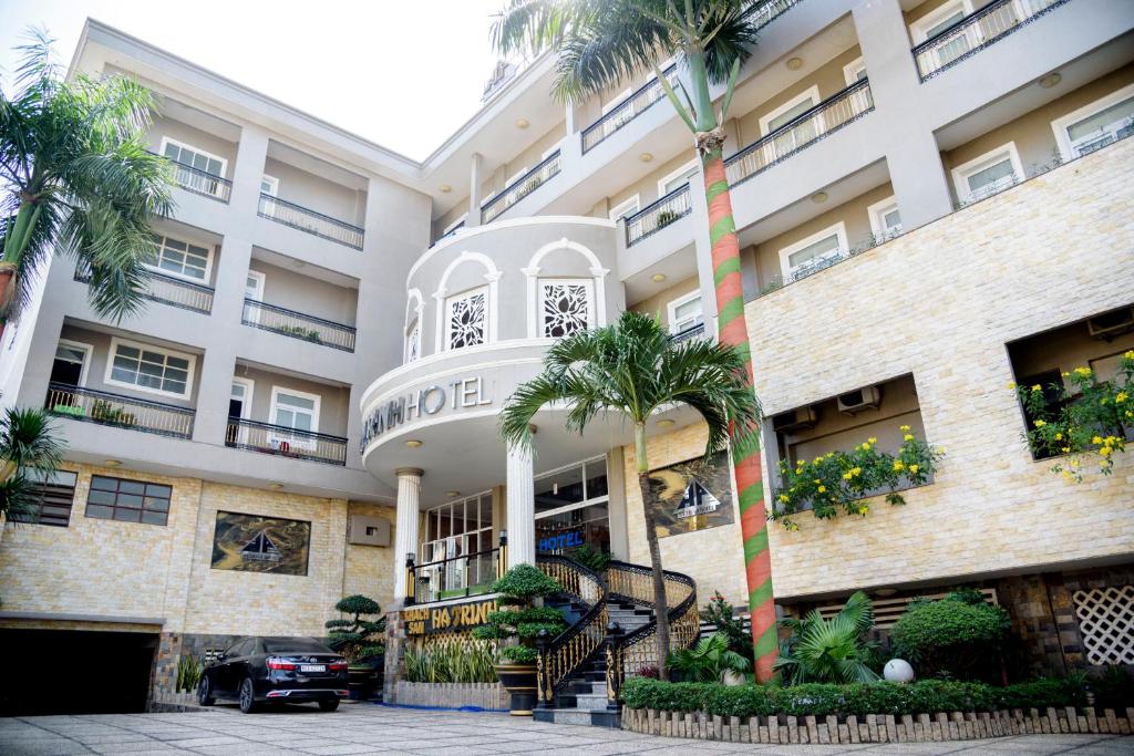 边和Ha Trinh Hotel的一座棕榈树建筑