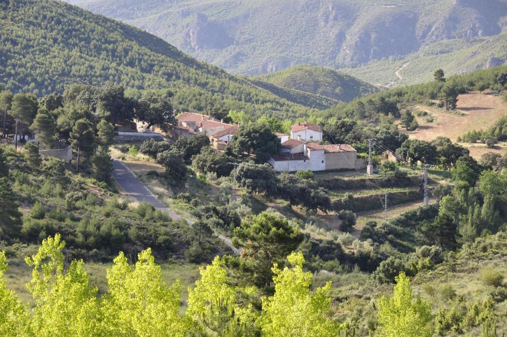 耶斯特Casas Rurales Tio Frasquito y Cleto的山丘上的小村庄,山丘背景