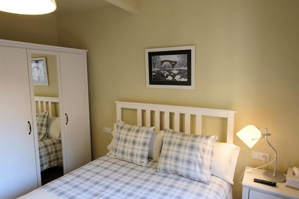 圣胡安-德拉斯阿巴德萨斯Apartaments Sant Miquel的一间卧室配有一张带 ⁇ 形枕头的床