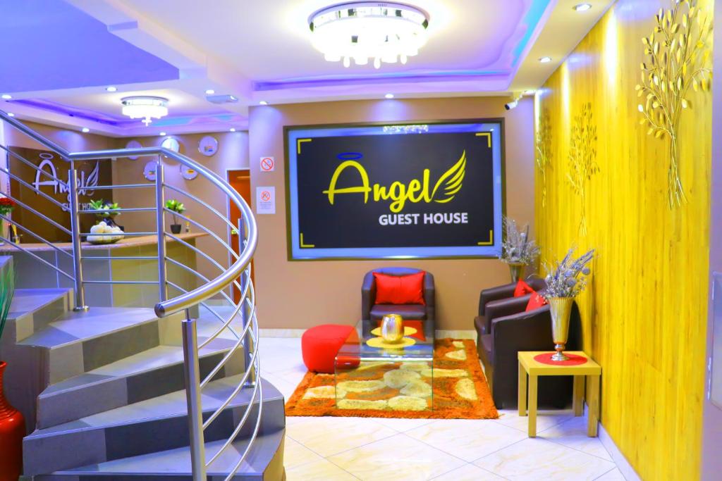 约翰内斯堡Angel Guest House的一间带螺旋楼梯和电视的客厅