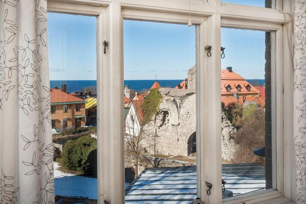 维斯比特拉姆派特仁别墅酒店的从城市的窗户欣赏美景