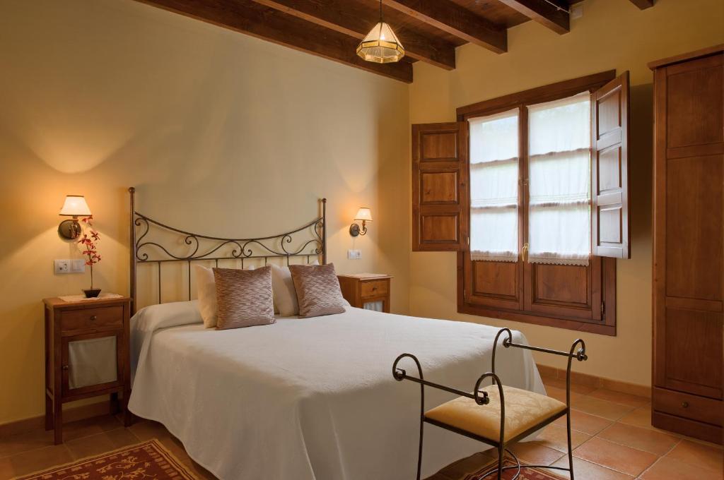 Valbucar伊尔莫林佩特拉酒店的一间卧室设有一张床和一个窗口