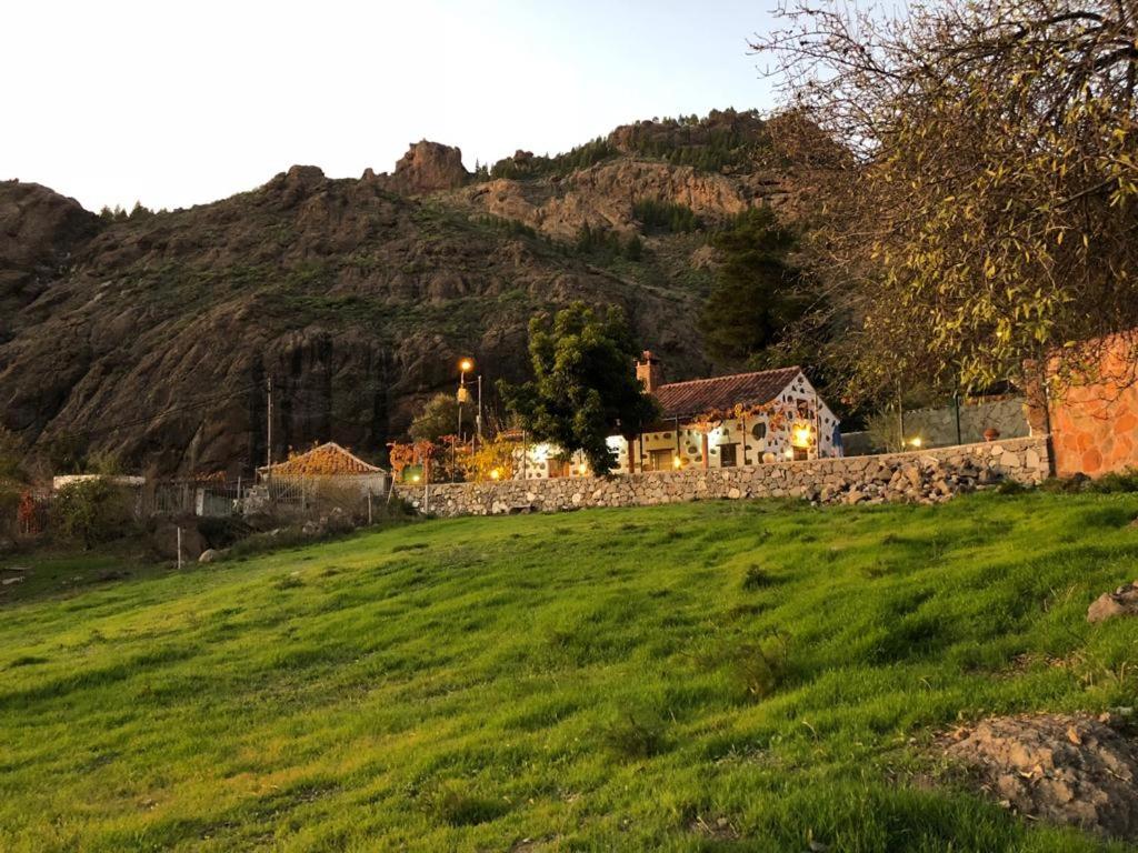 AyacataCasa Naranjo的山丘下田野的房子
