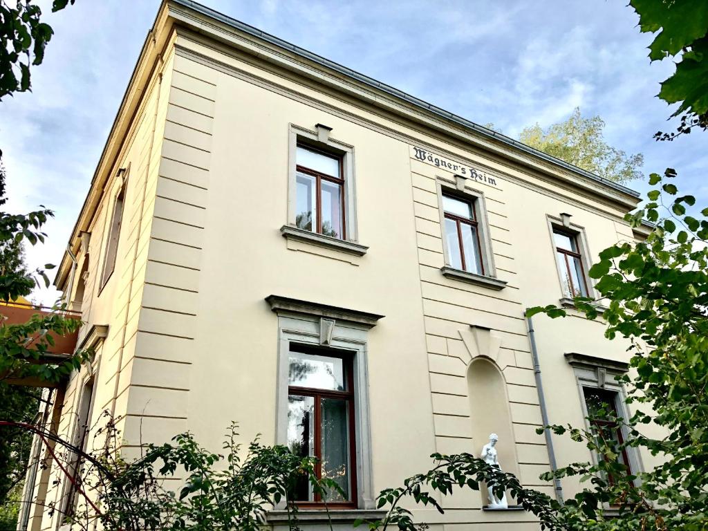 德累斯顿Wägner´s Heim的白色的建筑,窗户在建筑的一侧