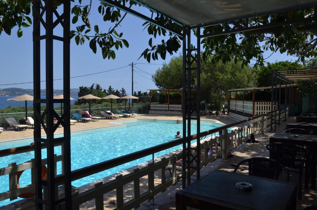 里科索翁Apolafsi的从度假村欣赏到游泳池的景色