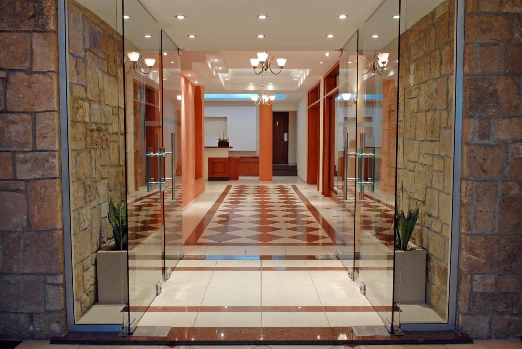 帕福斯皮尔莫斯酒店的走廊,位于一栋带玻璃走廊的大楼内