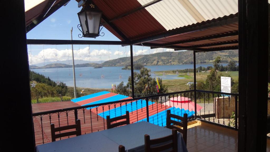 阿基塔尼亚Lago de Tota Las Heliconias的享有游泳池景致的阳台