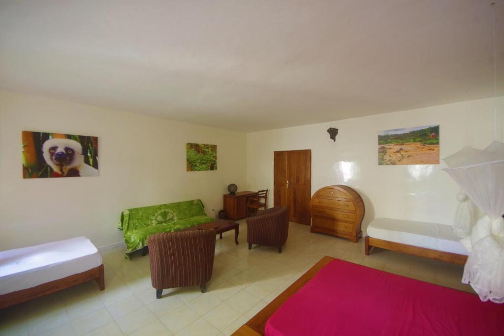 达喀尔Villa Ty Milyn Mazela SA的客厅配有床和沙发
