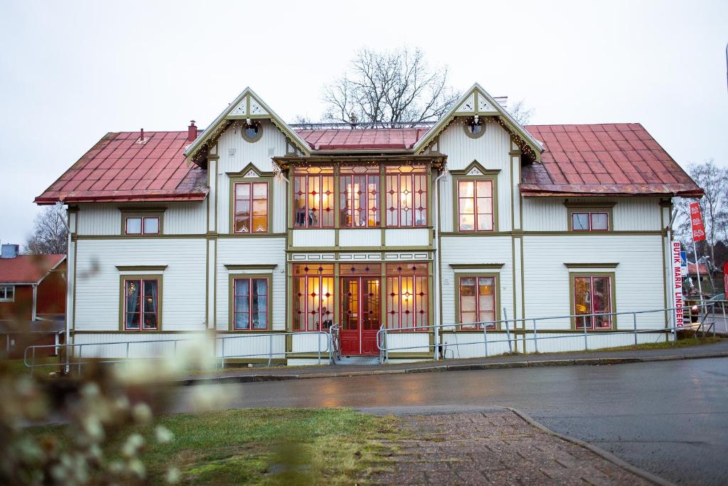 耶尔夫瑟58 Turistvägen Järvsö的一座大型白色房屋,设有红色屋顶