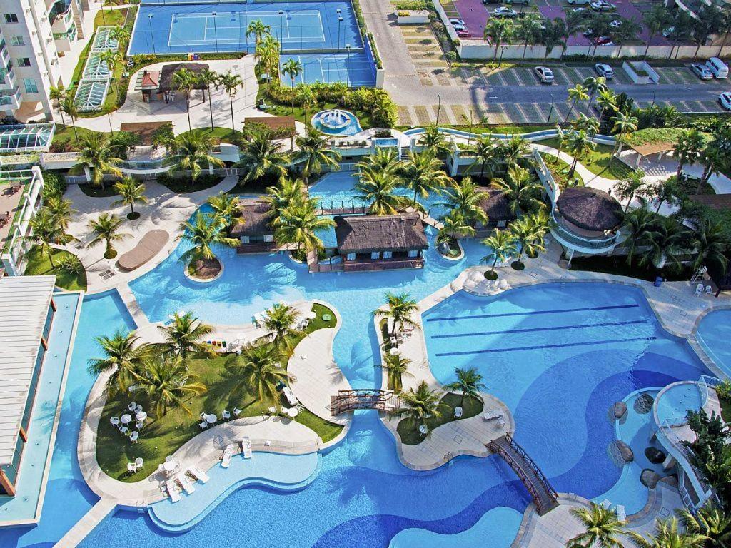 里约热内卢Apartamento Bora Bora的享有带水上公园的度假村的空中景致
