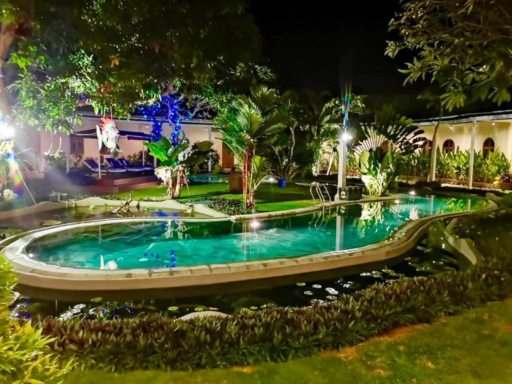 沙努尔科斯塔普林提别墅 的夜间在院子里的游泳池