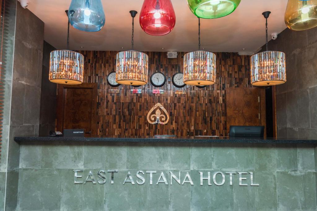 阿斯塔纳East Astana Hotel的墙上挂着中国灯和钟的酒店