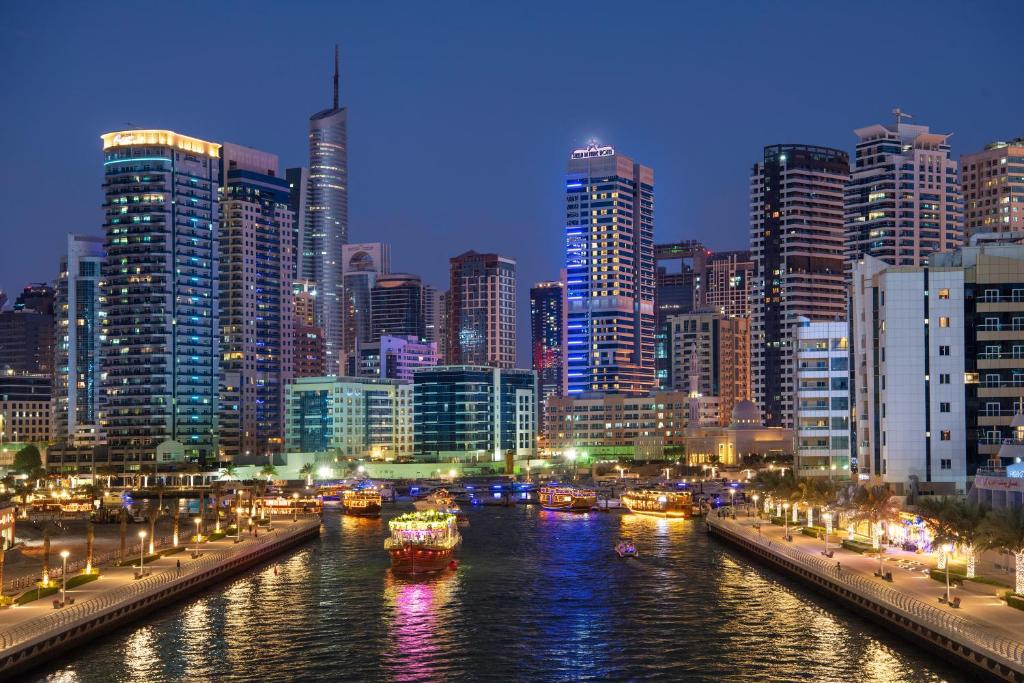 迪拜Stella Di Mare Dubai Marina Hotel的水中船只的城市