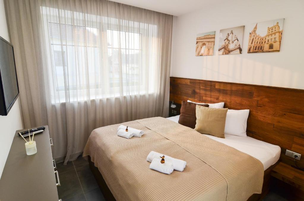 瓦尔季采Apartmány Málek的酒店客房的床上配有2条毛巾