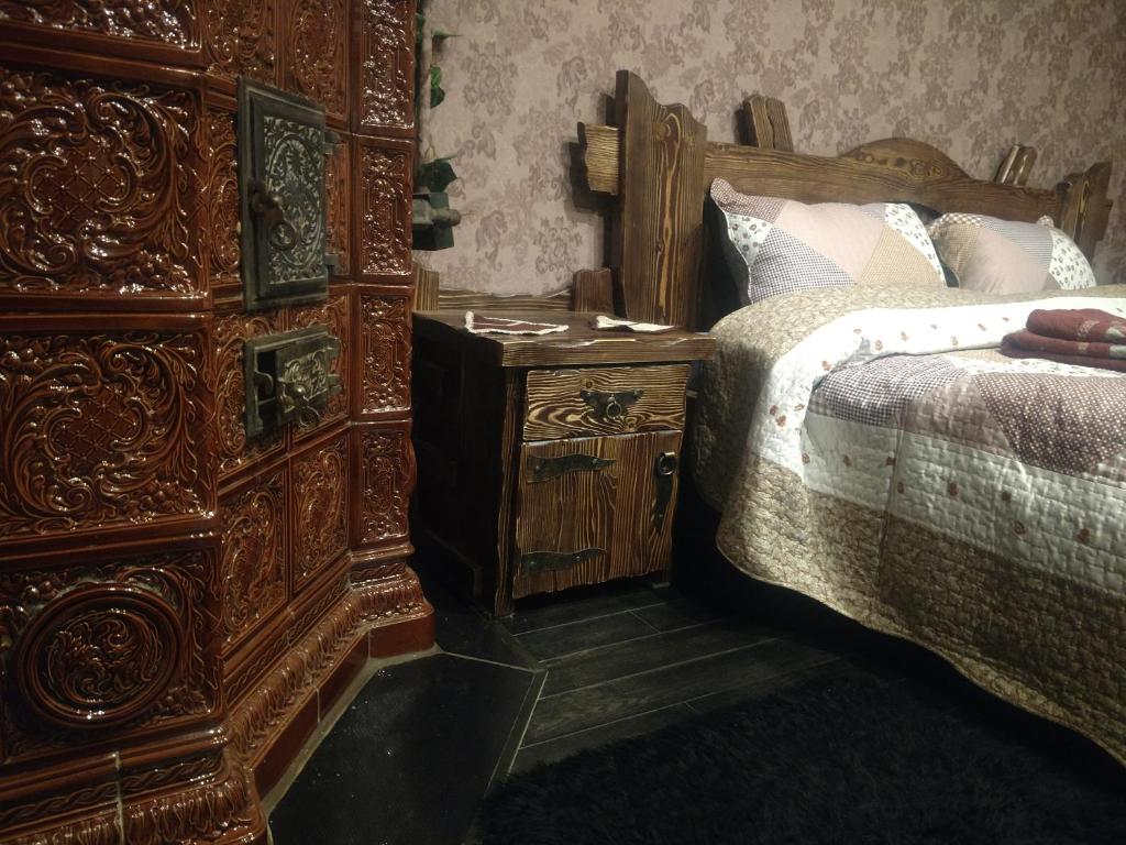 利沃夫Magnificent apartment in Central Lviv的一间卧室配有一张床和一个木制梳妆台