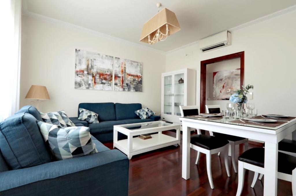 巴塞罗那Classbedroom Fira Business Apartment的客厅配有蓝色的沙发和桌子