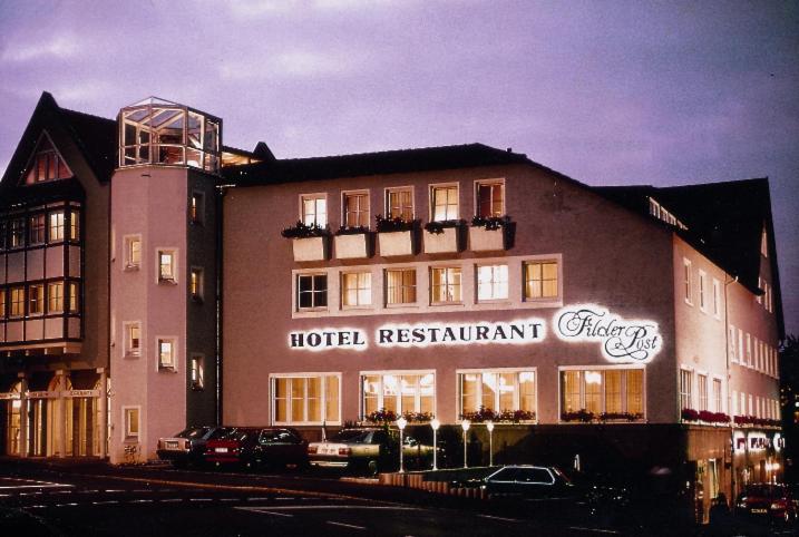 斯图加特菲尔德帕斯特机场酒店的酒店餐厅前面设有停车场