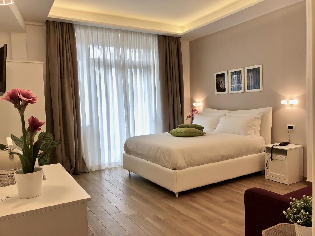 庞贝Residenza Madonna的酒店客房设有一张床和一个大窗户