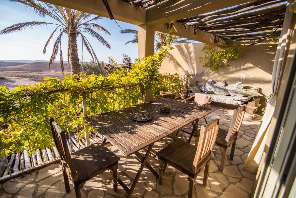 米茨佩·拉蒙沙漠之家酒店的美景庭院里的木桌和椅子
