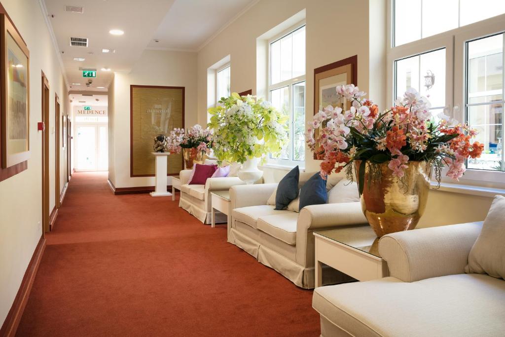莫雄马扎尔古堡Aquasol Resort的一间配有沙发和花瓶的等候室