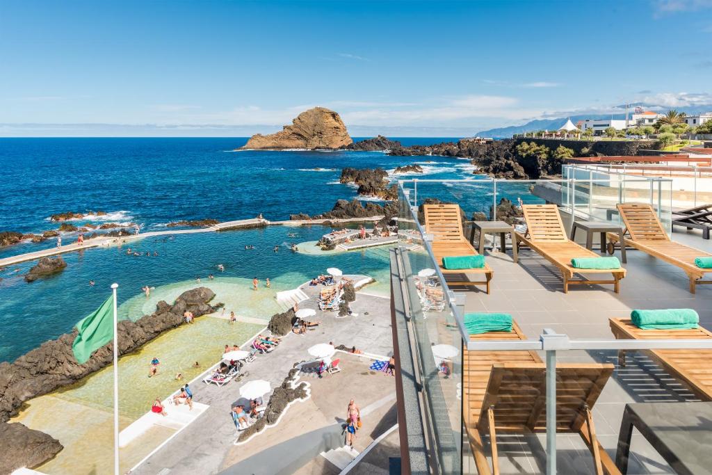莫尼兹港自然水马德拉酒店的享有游轮上游泳池的景致