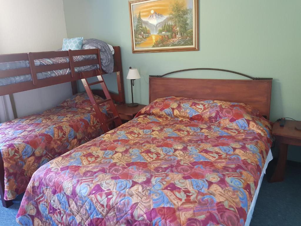帕纳哈切尔The Paradise of Atitlán Suites apartamento completo的一间卧室配有一张带五颜六色棉被的床