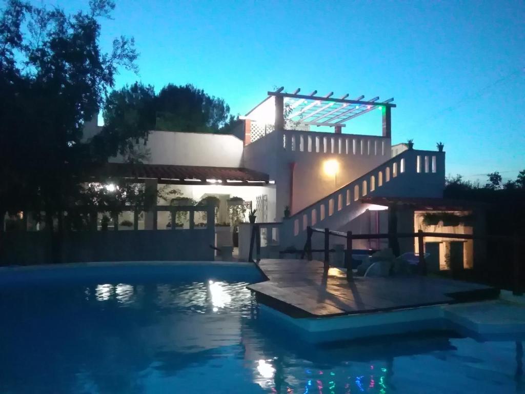 奥里亚Masseria Lapica的一座晚上设有游泳池的房子