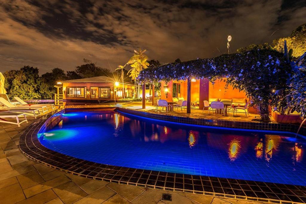 马塞约Resort Villas do Pratagy的夜间游泳池与房子