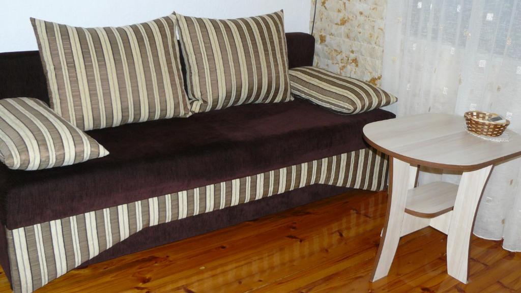 贝洛格拉奇Geto Apartment的客房内的沙发、枕头和桌子