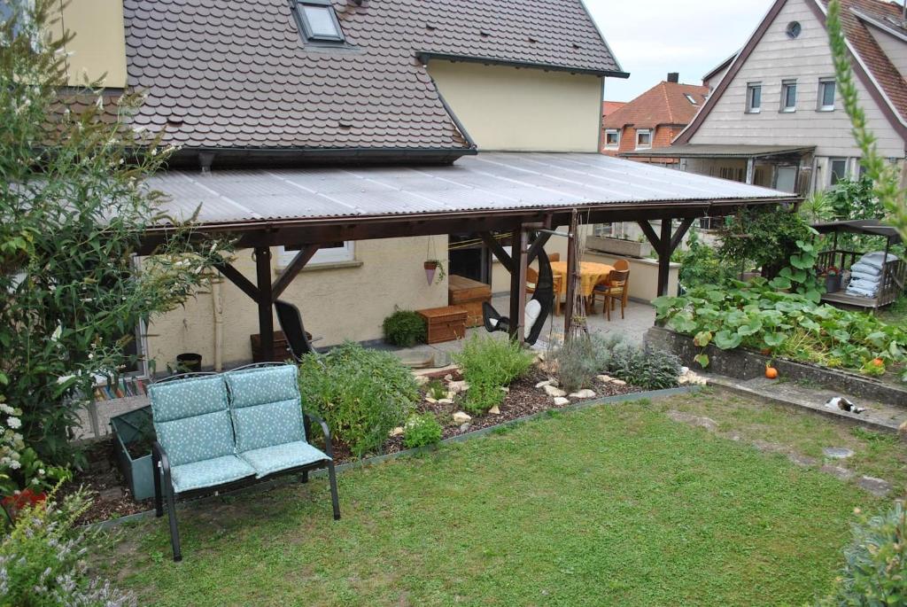 布伦茨河畔金根Ferienwohnung Giessl的花园内带蓝椅的凉亭