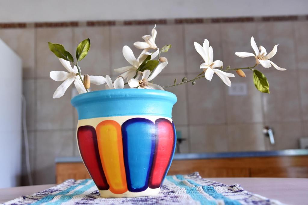 恩鲍斯El Indalo的一张桌子上装有白色花的五彩花瓶