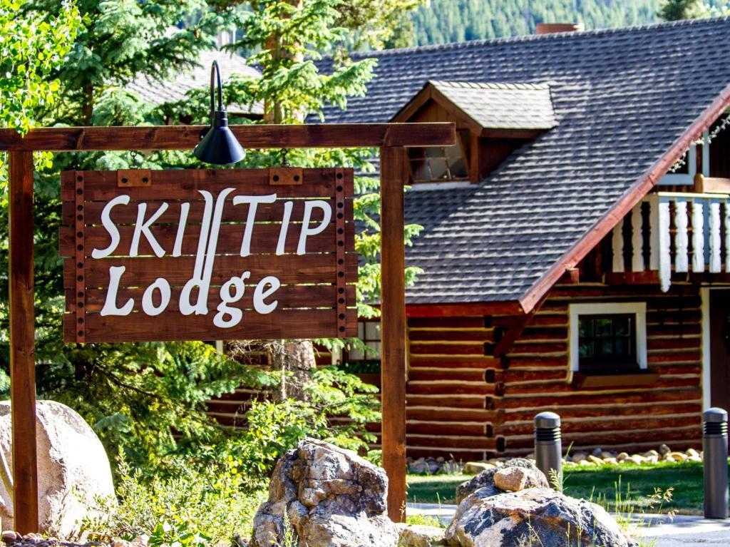 基斯通Ski Tip Lodge by Keystone Resort的小木屋前的标志