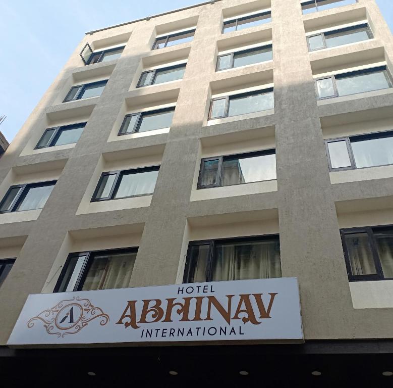 瓦拉纳西Hotel Abhinav International的前面有标志的建筑