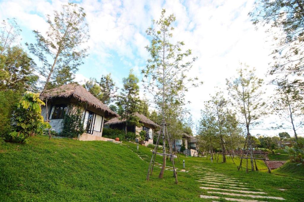 考科khaokho keree tara的山丘上的房子,院子内有游乐场