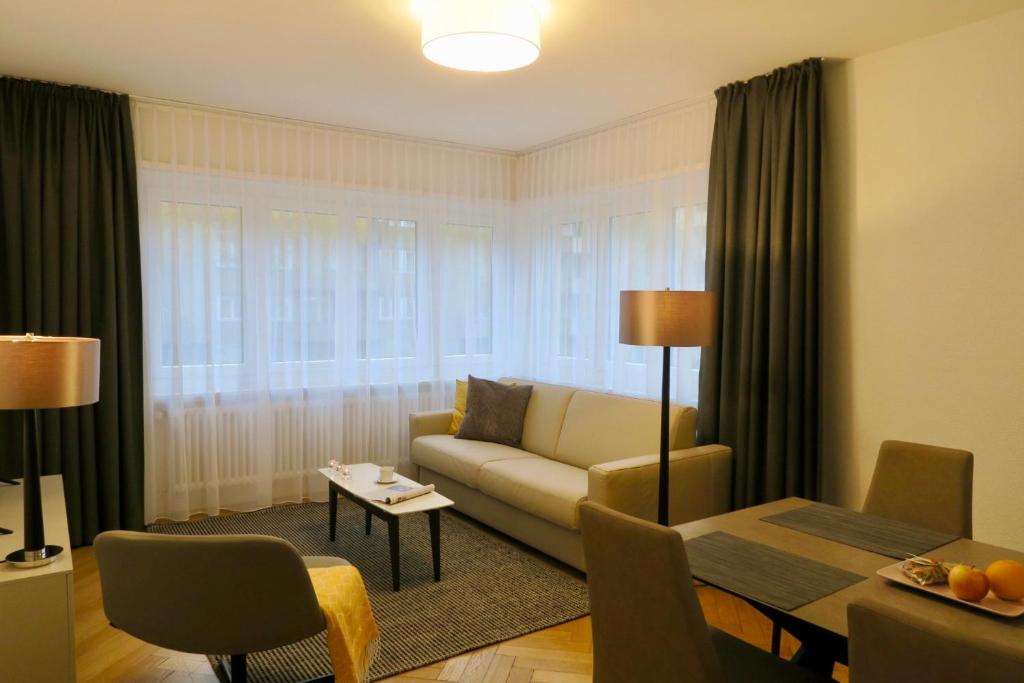 苏黎世Zurich Furnished Homes的客厅配有沙发和桌子