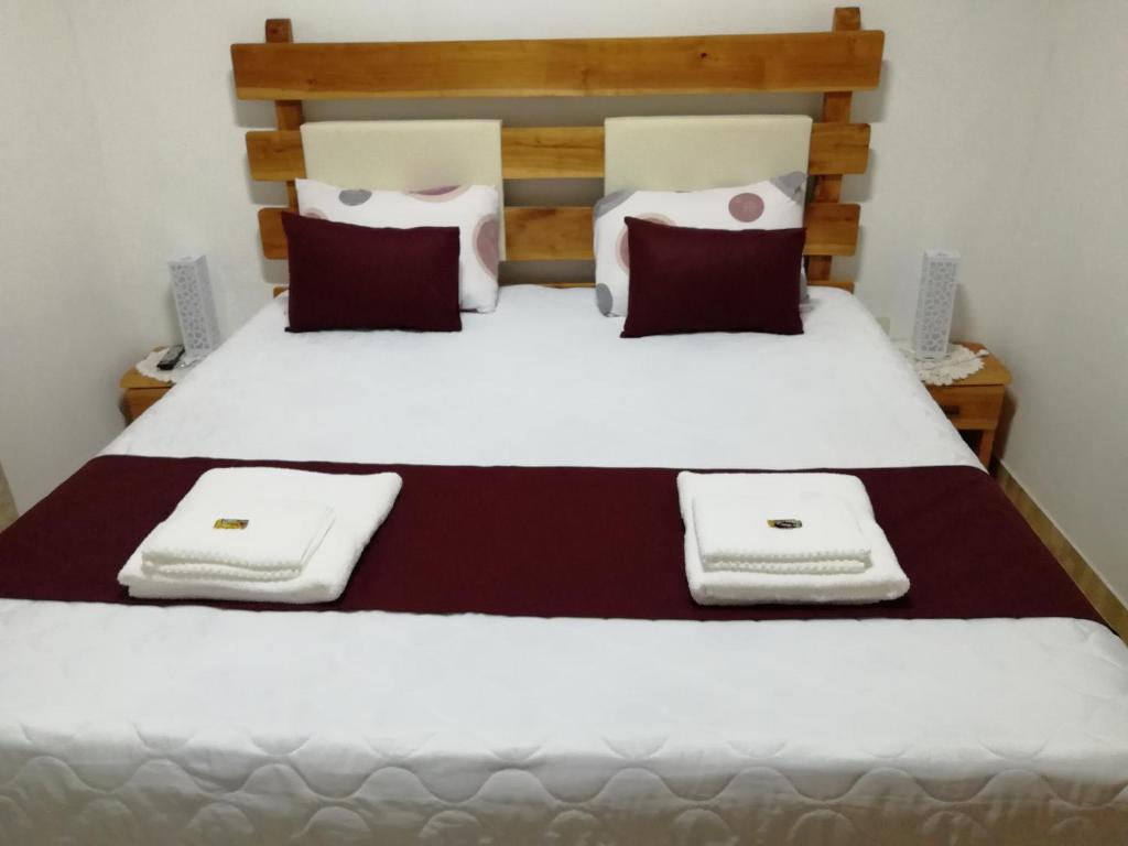 TrinidadPosada Bavaria的一间卧室配有一张大床和两条毛巾