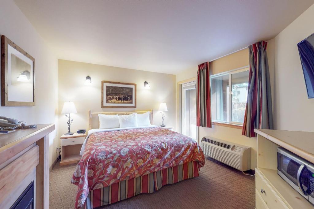 莱文沃思Aspen Suites 506: The Nest的酒店客房,配有床和电视