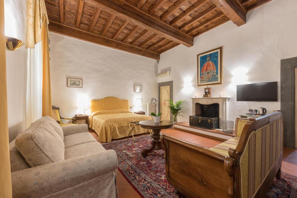 佛罗伦萨Haggi’s Residence的客厅配有沙发和1张床