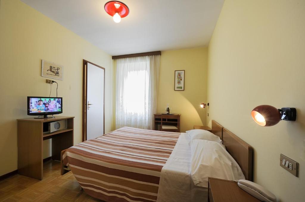 波雷塔泰尔梅贝尔图思酒店的一间卧室配有一张床和一台电视