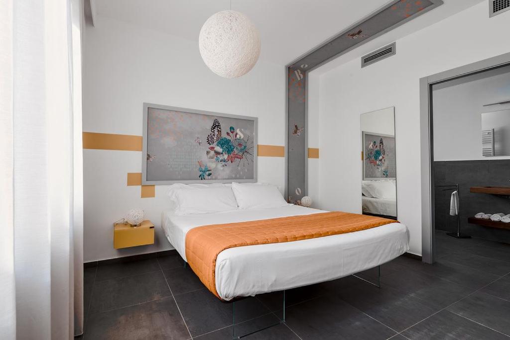 福洛尼卡nautilus b&b suite design的一间卧室配有一张带橙色毯子的大床
