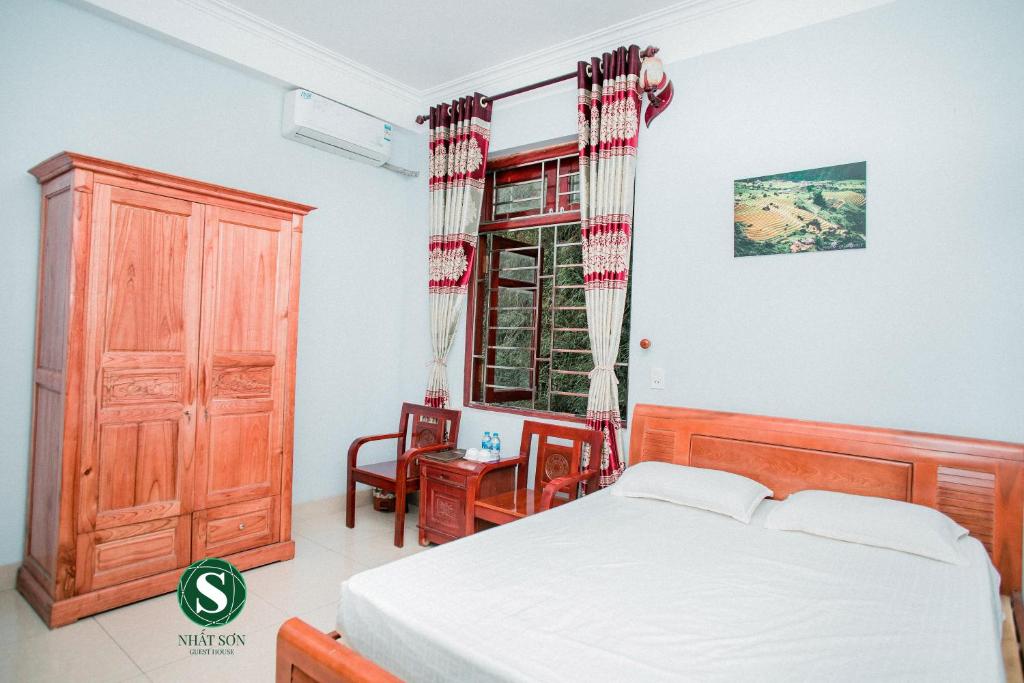 Nhat Son Guesthouse客房内的一张或多张床位