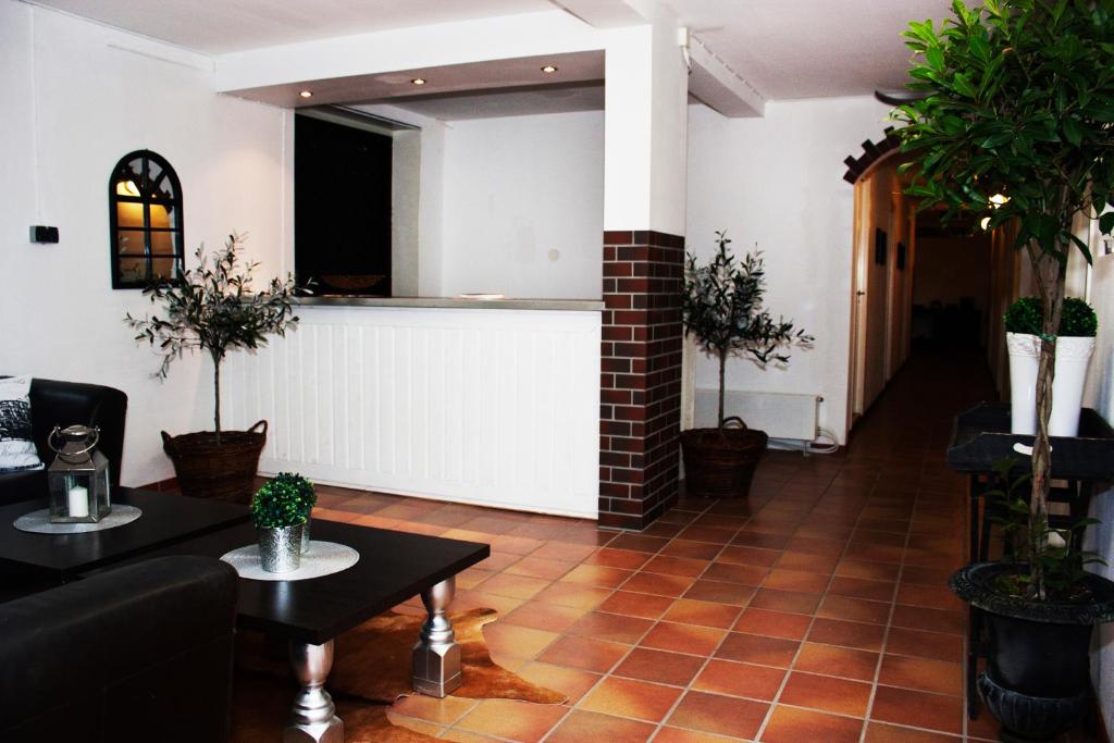 恩厄尔霍尔姆33住宿加早餐旅馆的客厅配有桌子和盆栽植物