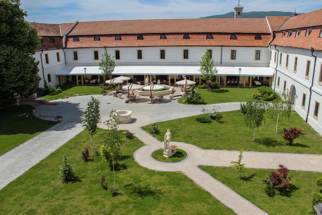 阿尔巴尤利亚中世纪酒店的享有带庭院的建筑的空中景致